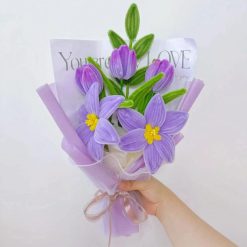 Bó hoa sợi lông chenille tím 25x35 cm – lily gói giấy