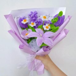 Bó hoa sợi lông chenille tím 25x35 cm – lily, tulip, hồng, cúc