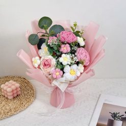 Bó hoa hồng len móc phối cúc trắng 35×25 cm