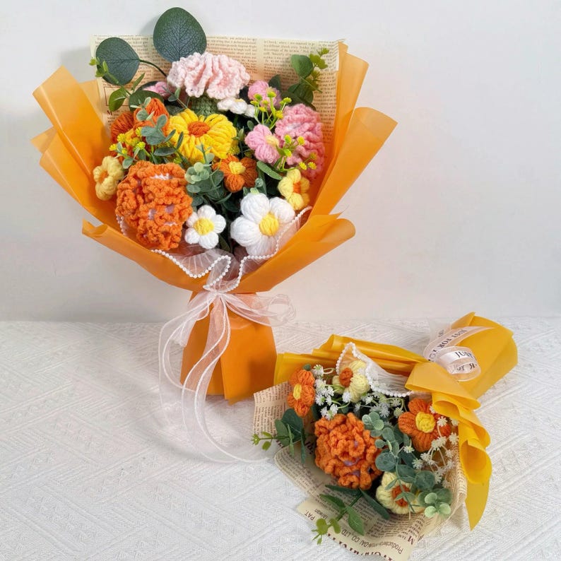 Bó hoa len móc cẩm chướng cam kèm cúc trắng 25 cm