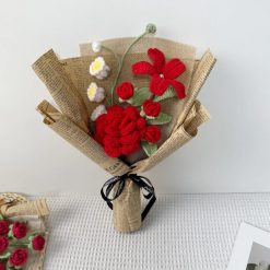 Bó hoa len móc hoa hồng đỏ giấy kraft 35×20 cm