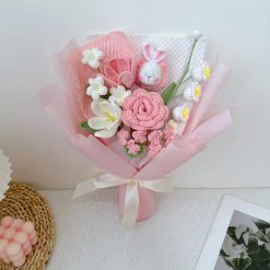 Bó hoa len móc kèm thỏ – hồng trắng, cao 35 cm