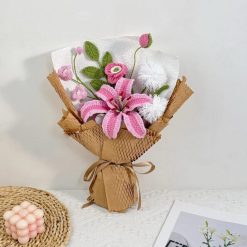 Bó hoa len móc lily hồng giấy kraft 35×25 cm