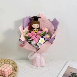 Bó hoa len móc tốt nghiệp kèm búp bê – 25x35 cm