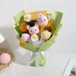 Bó hoa len móc tốt nghiệp heo con 35×25 cm