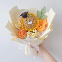 Bó hoa tốt nghiệp len móc sư tử – 25x35 cm