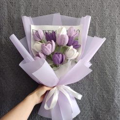 Bó tulip len móc tím gói giấy – 25x35 cm